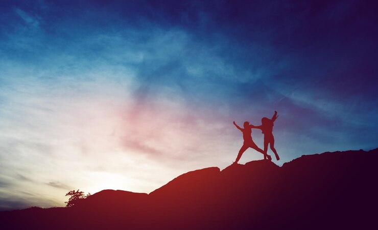 Photo silhouette woman standing by mountain against sky during sunset