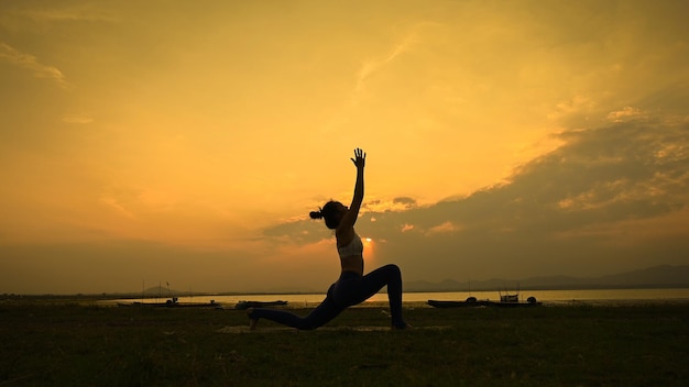 Photo silhouette yoga practice exercise background