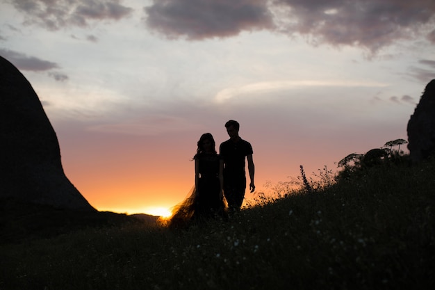 Siluetta di una giovane coppia al tramonto