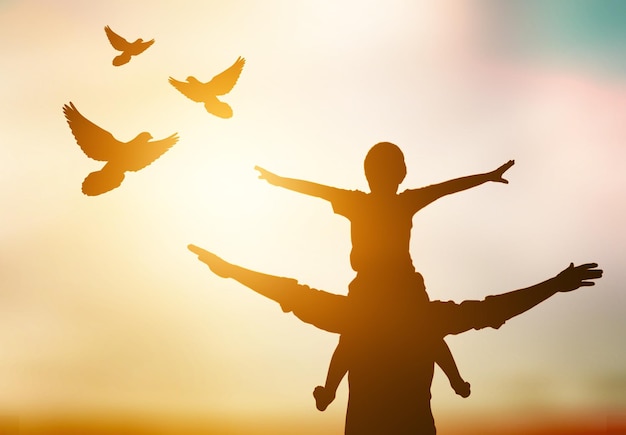 Foto silhouette di giovane famiglia e uccelli liberi volano