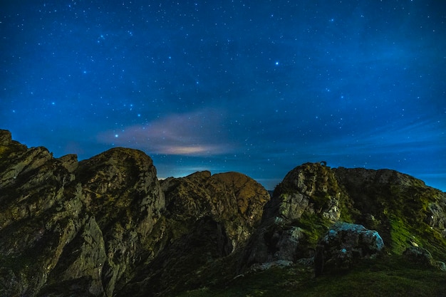 Silhouette di un giovane di notte sul monte aiako harria nei paesi baschi di oiartzun