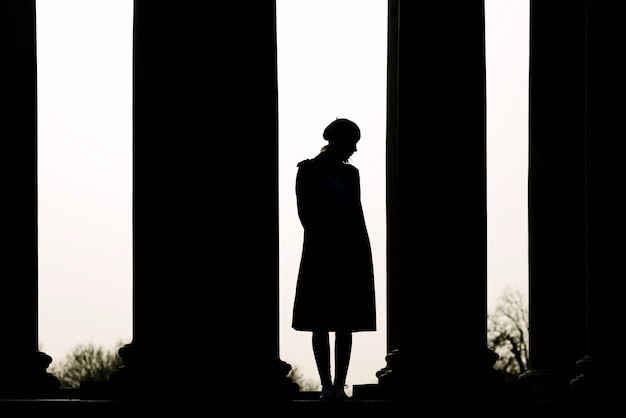 Photo silhouette of a young woman in the street. natural people.