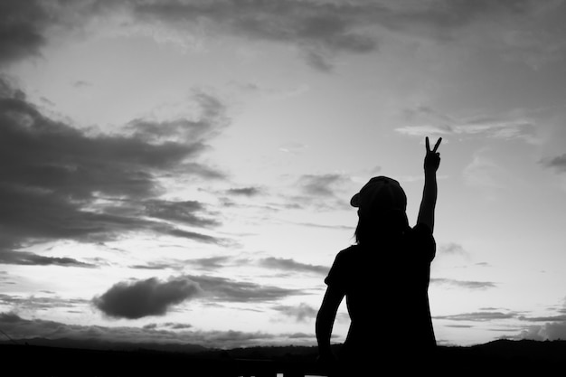 Silhouetten Aziatische Vrouwen over mooie zon achtergrond.