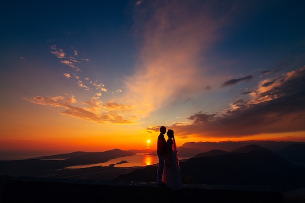 Silhouetten bij zonsondergang op de berg lovcen