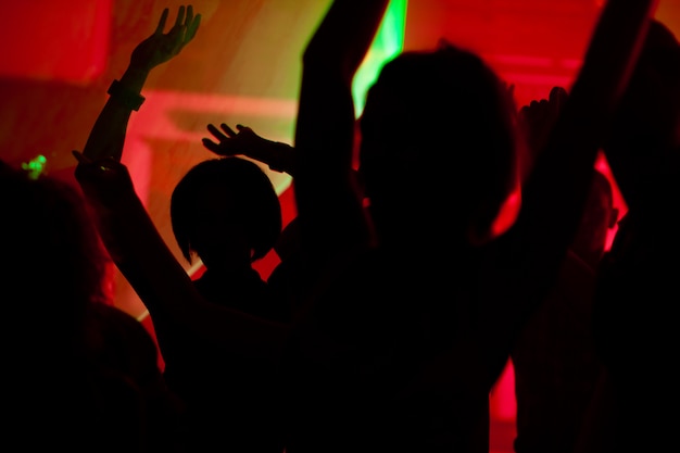 Silhouetten van dansende mensen met een feest in een discoclub