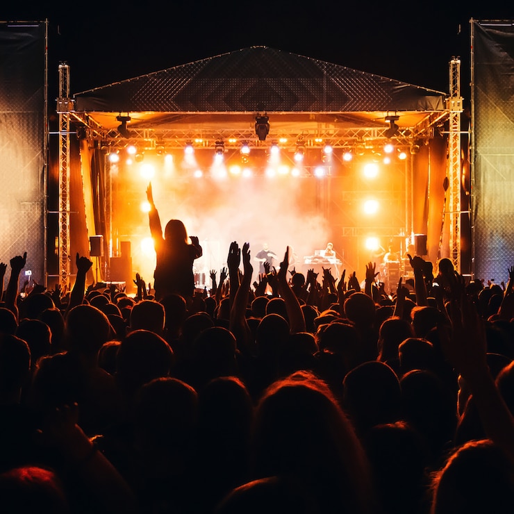 Foto silhouetten van een hoofd en handen van een menigte van fans op een live concert