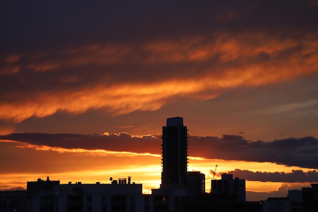 Silhouetten van gebouwen tegen de hemel bij zonsondergang