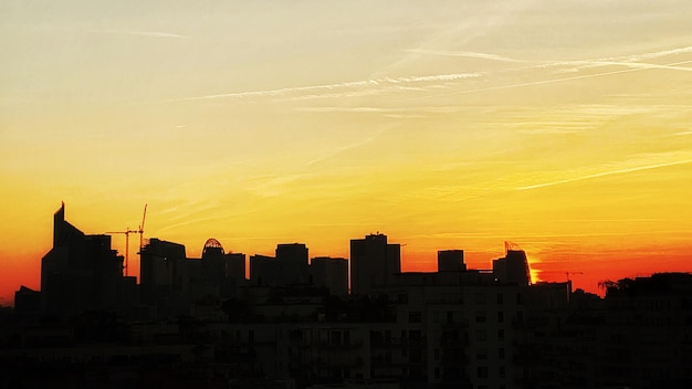 Foto silhouetten van gebouwen tegen de hemel bij zonsondergang