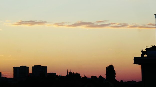 Foto silhouetten van gebouwen tegen de hemel bij zonsondergang