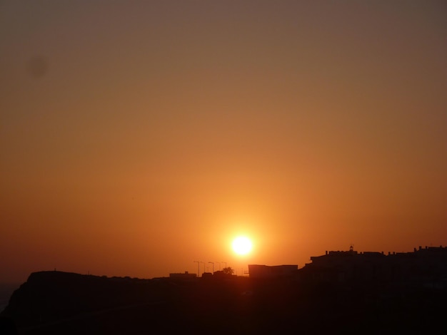 Silhouetten van gebouwen tegen de hemel bij zonsondergang