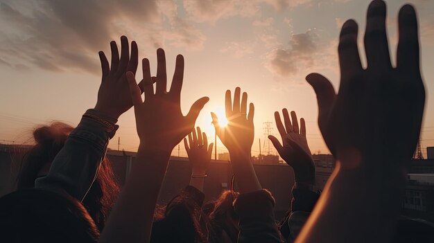 Silhouetten van handen die naar de zonsondergang reiken