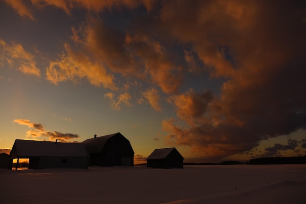 Foto silhouetten van huizen tegen de hemel bij zonsondergang