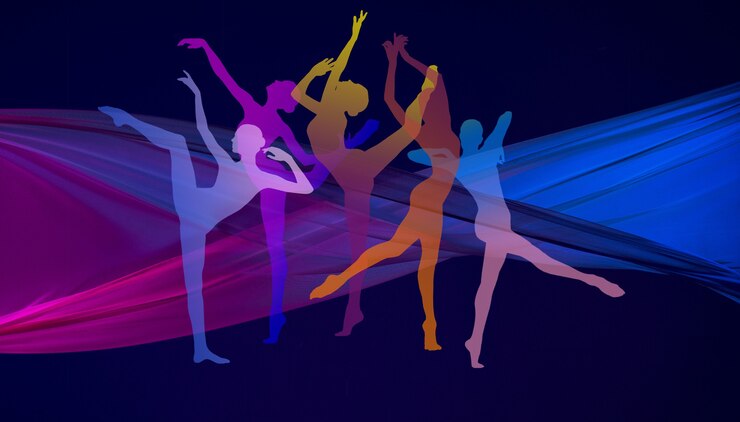 Foto silhouetten van jonge sierlijke vrouwelijke balletdansers op donkere achtergrond