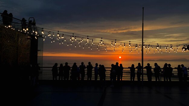 silhouetten van mensen die genieten van een zonsondergang vanuit het gezichtspunt mensen onherkenbaar
