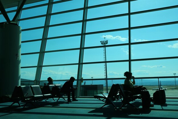 Silhouetten van mensen in de instaplounge op de luchthaven