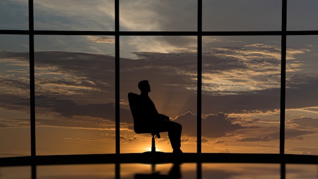 Silhouetten van mensen op een panoramaachtergrond