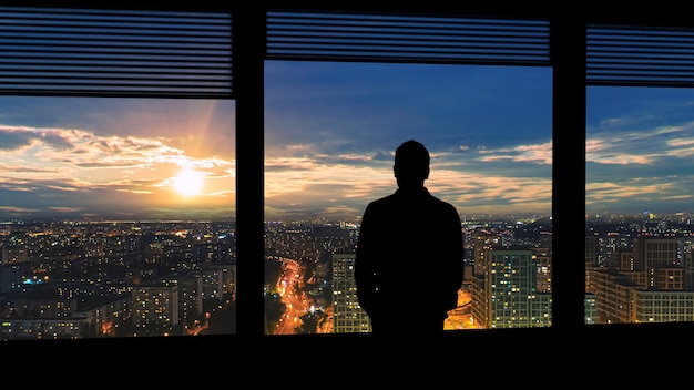 Silhouetten van mensen op een panoramaachtergrond