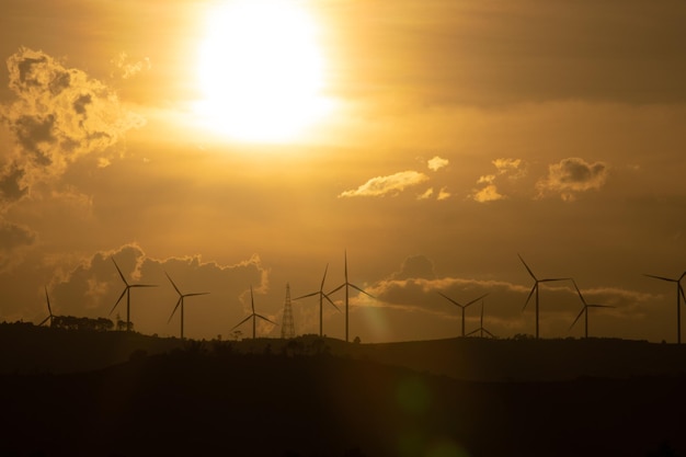 Silhouetten van windturbines boerderij op bergen in landelijke gebieden