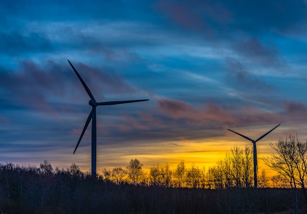 Silhouetten van windturbines met een prachtige zonsondergang