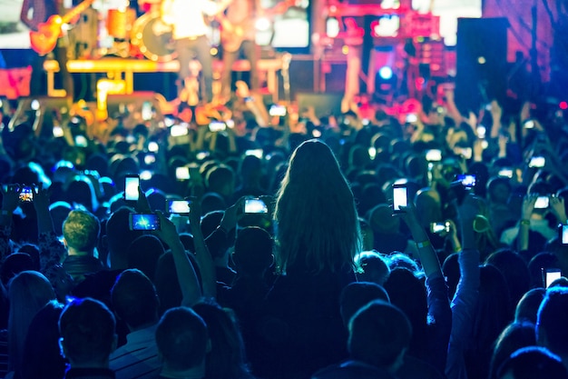 Photo the silhouettes of concert crowd in front of bright stage lights. concert of an abstract rock band