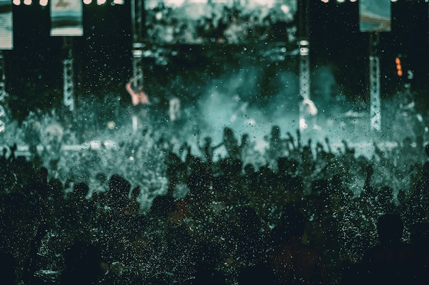 Foto siluette della folla di concerto davanti alle luci del palcoscenico luminoso, festa in piscina