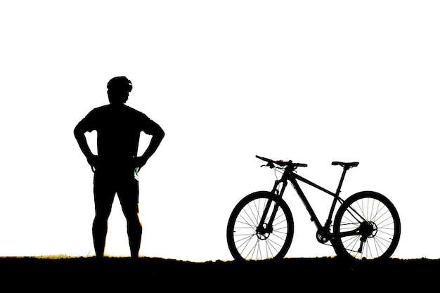 Foto silhouette di mountain bike e ciclisti la sera felicemente concetto di viaggio e fitness