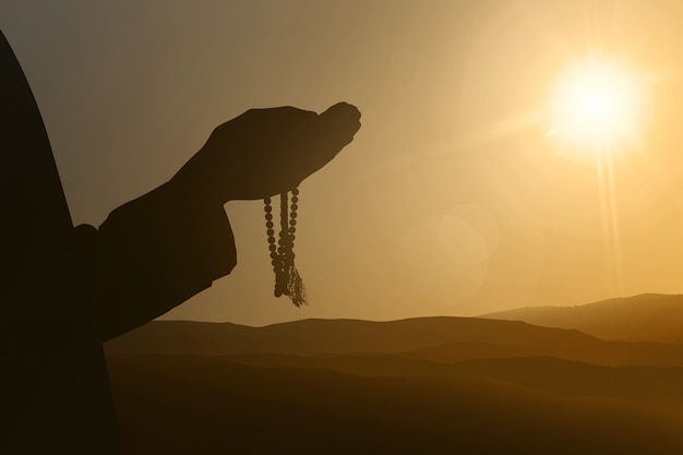 Foto sagome di persone musulmane che pregano a dio