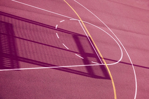 Sagome sul campo da basket di strada rossa