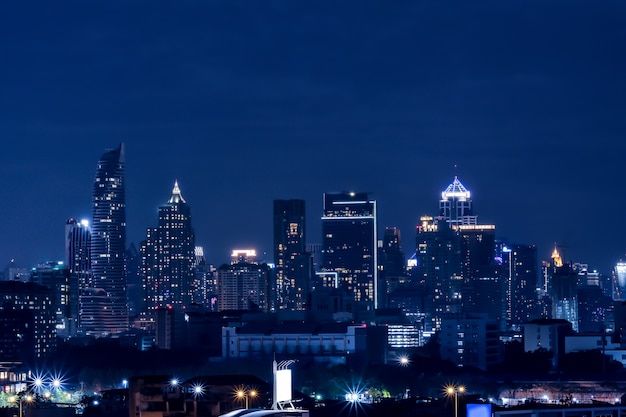 Photo silhouettes of skyscrapers in the dark town and blue background