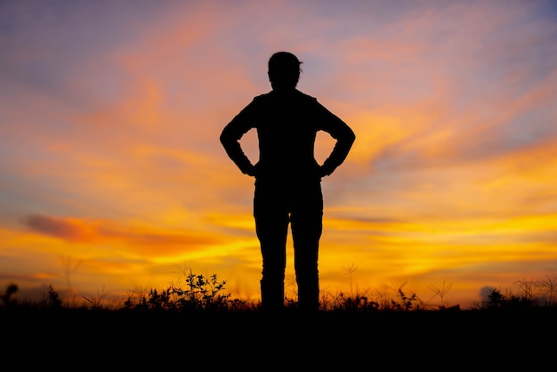 Silhouetvrouwen die succes niet ver weg kijken.