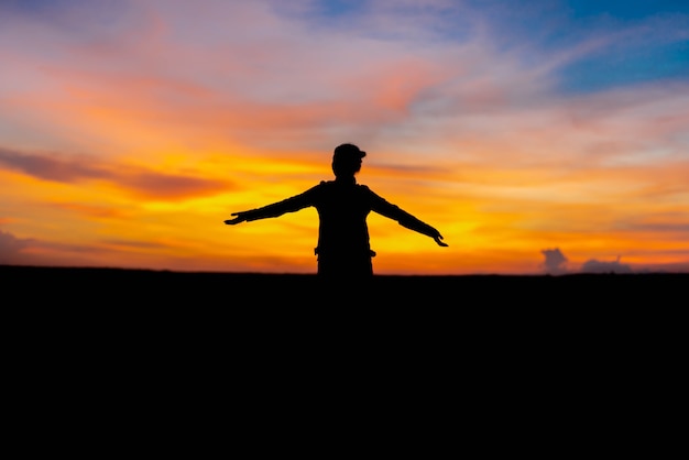 Silhouetvrouwen succesvol en gelukkig.