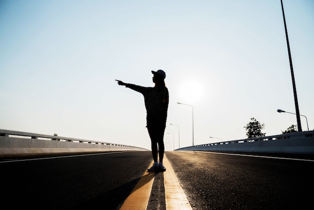 Silhouetvrouwen wijzen naar de hemel.