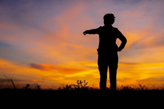 Silhouetvrouwen wijzen op succes in de buurt.