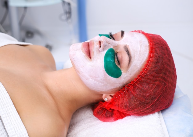 Siliconen cosmetisch gezichtsmasker. Voedend, verjongend masker onder de ogen. Gezichtsverzorging.