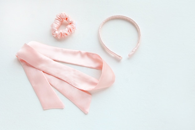 Cerchietto arrotondato rosa di seta isolato su bianco. strumenti e accessori per parrucchieri piatti come scrunchie per capelli, fasce elastiche per capelli, fasce per capelli bobble scrunchie immagine quadrata