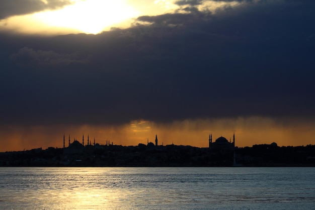 Силуэт Стамбула при заходе солнца во время Рамадана с силуэтом мусульманского города Стамбул