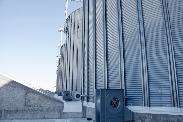 Silo heating and air conditioning systems