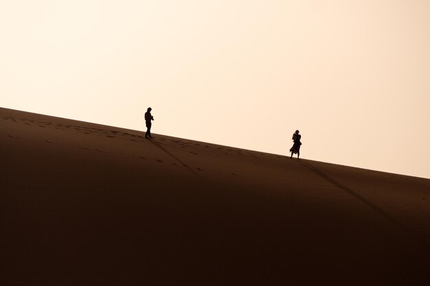 모로코의 모래 언덕의 실루