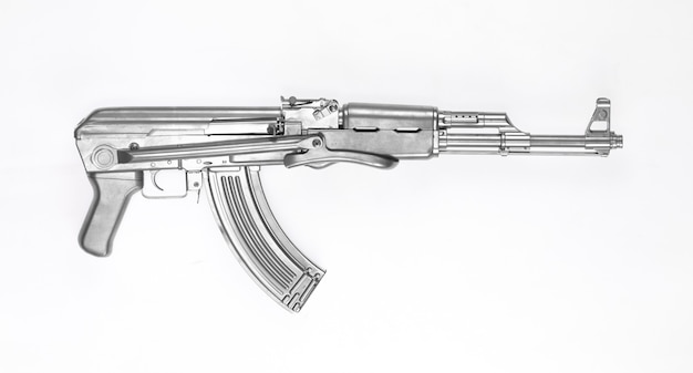 Foto fucile d'assalto argento ak47 isolato su sfondo bianco