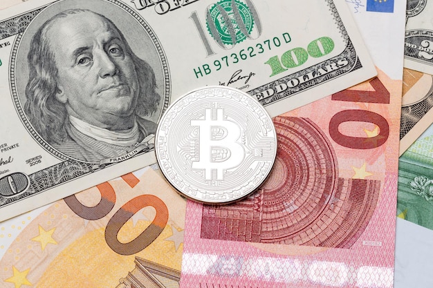 Foto bitcoin d'argento su sfondo di euro e dollari foto ad alta risoluzione