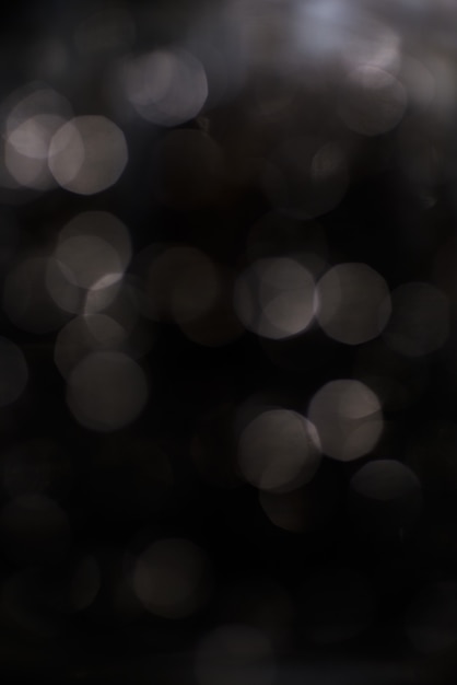 Foto bokeh d'argento su sfondo nero.