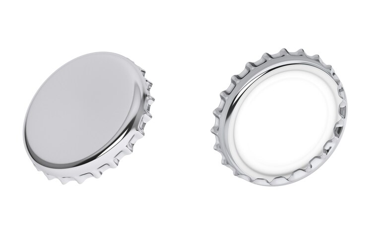 Photo silver bottle caps on a white background