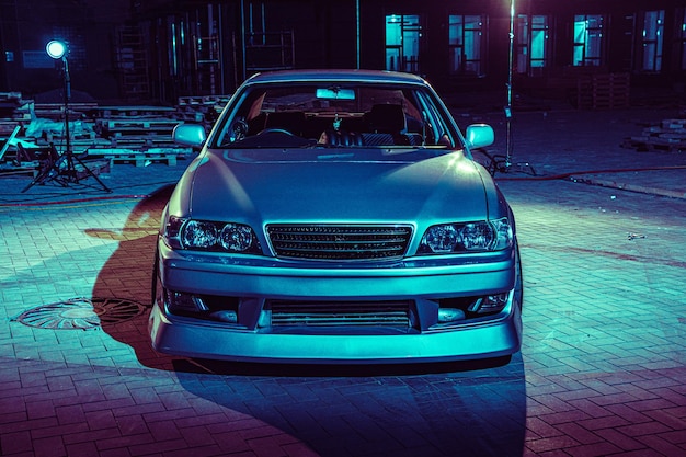 Photo silver car parked in front of building