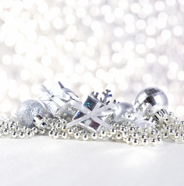 Photo silver christmas decorations on a silvery background