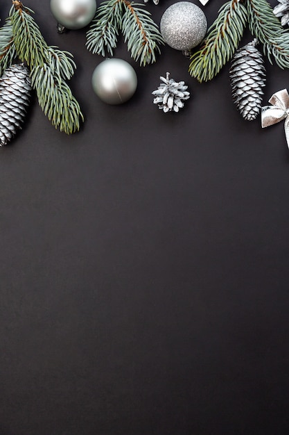 シルバーコーンとクリスマスボール