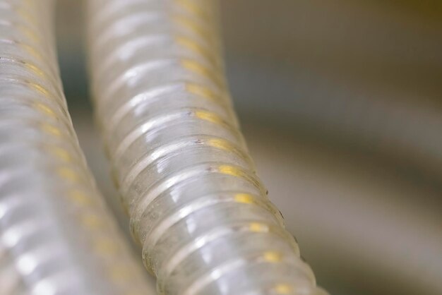 Фото Серебряная гофрированная труба для крупного плана фона кабеля