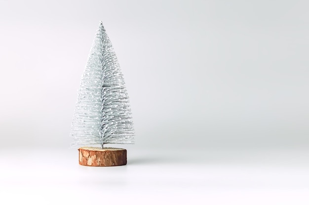 серебряная декоративная рождественская елка на белом фоне
