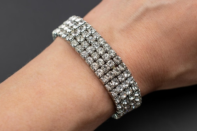 серебряный и бриллиантовый браслет носит женщина