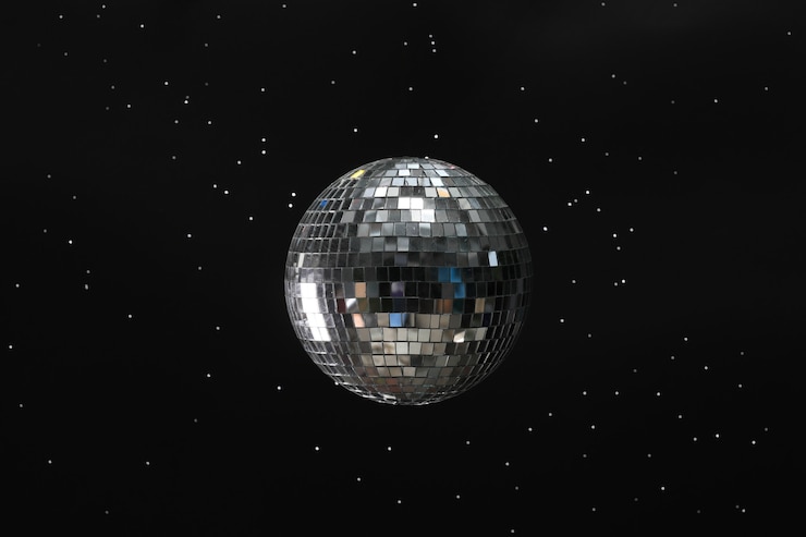Photo silver disco ball on black background