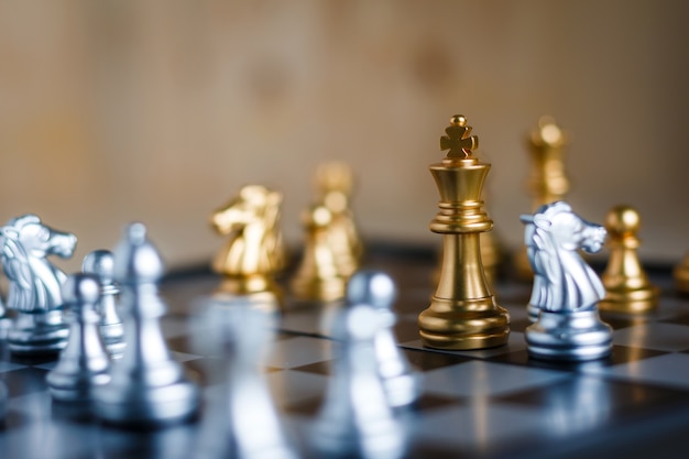 Серебряный и золотой с врагом в тактике метафоры игры и концепции бизнес-плана
